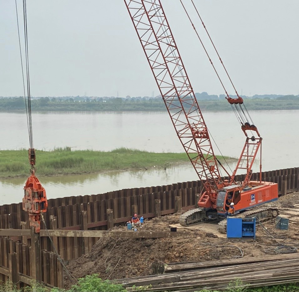 Construction of Larsen piles by vibrating hammering method