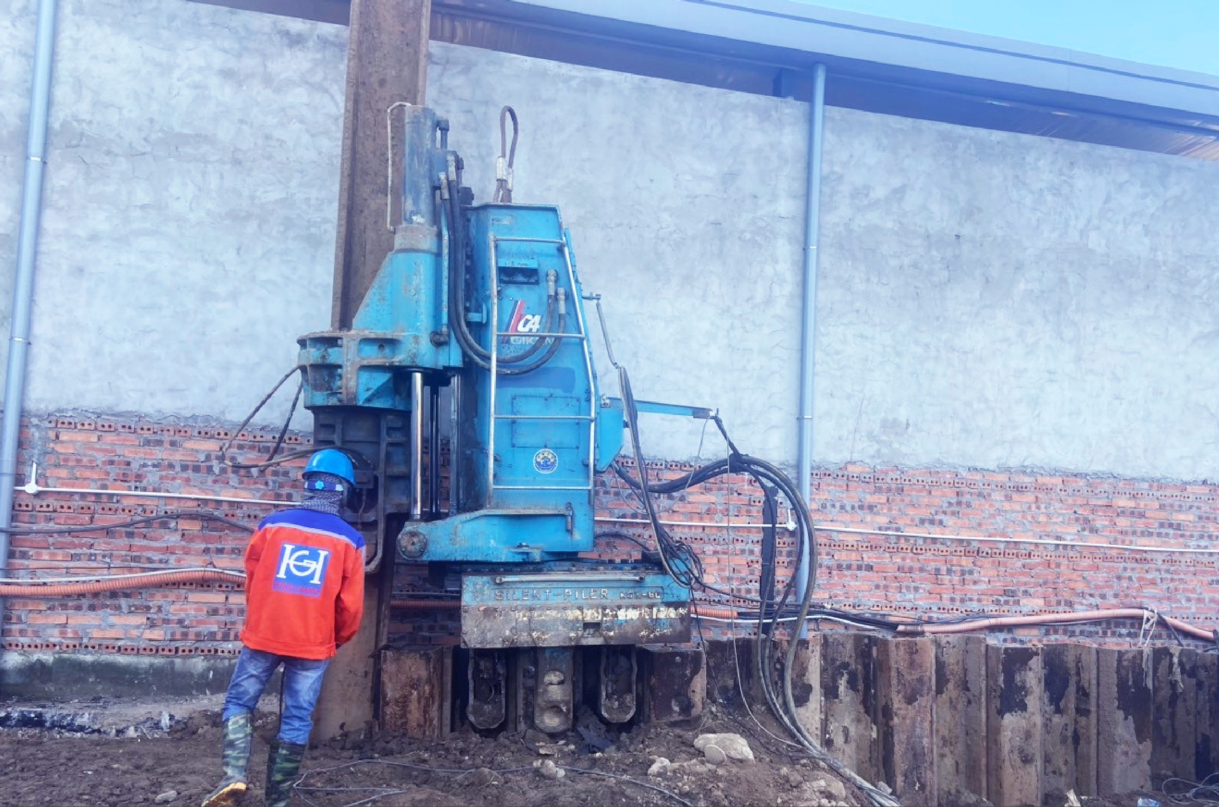  The Larsen piles are built with a robot press method