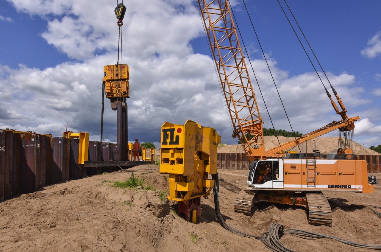 HUNG GIANG Driving concrete piles
